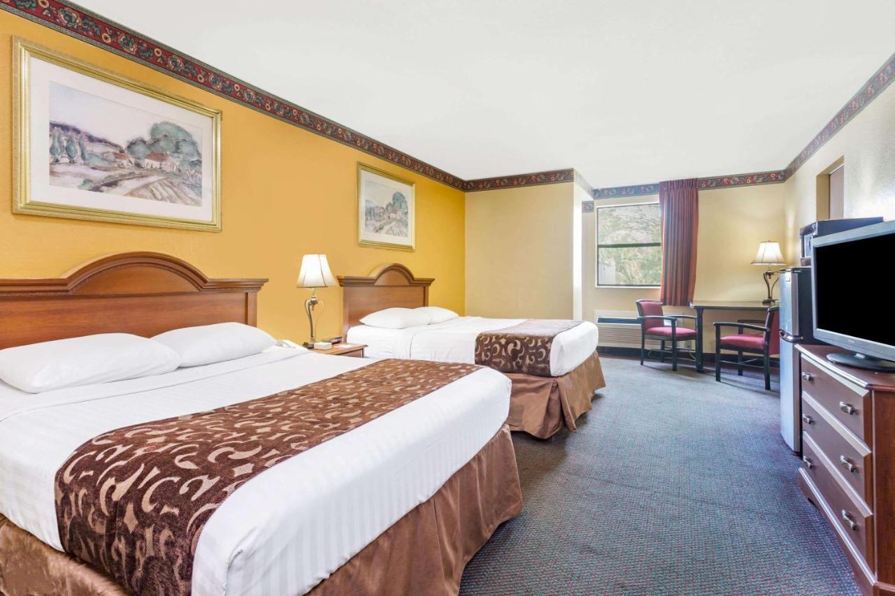 Howard Johnson By Wyndham Lake Stadt Exterior foto