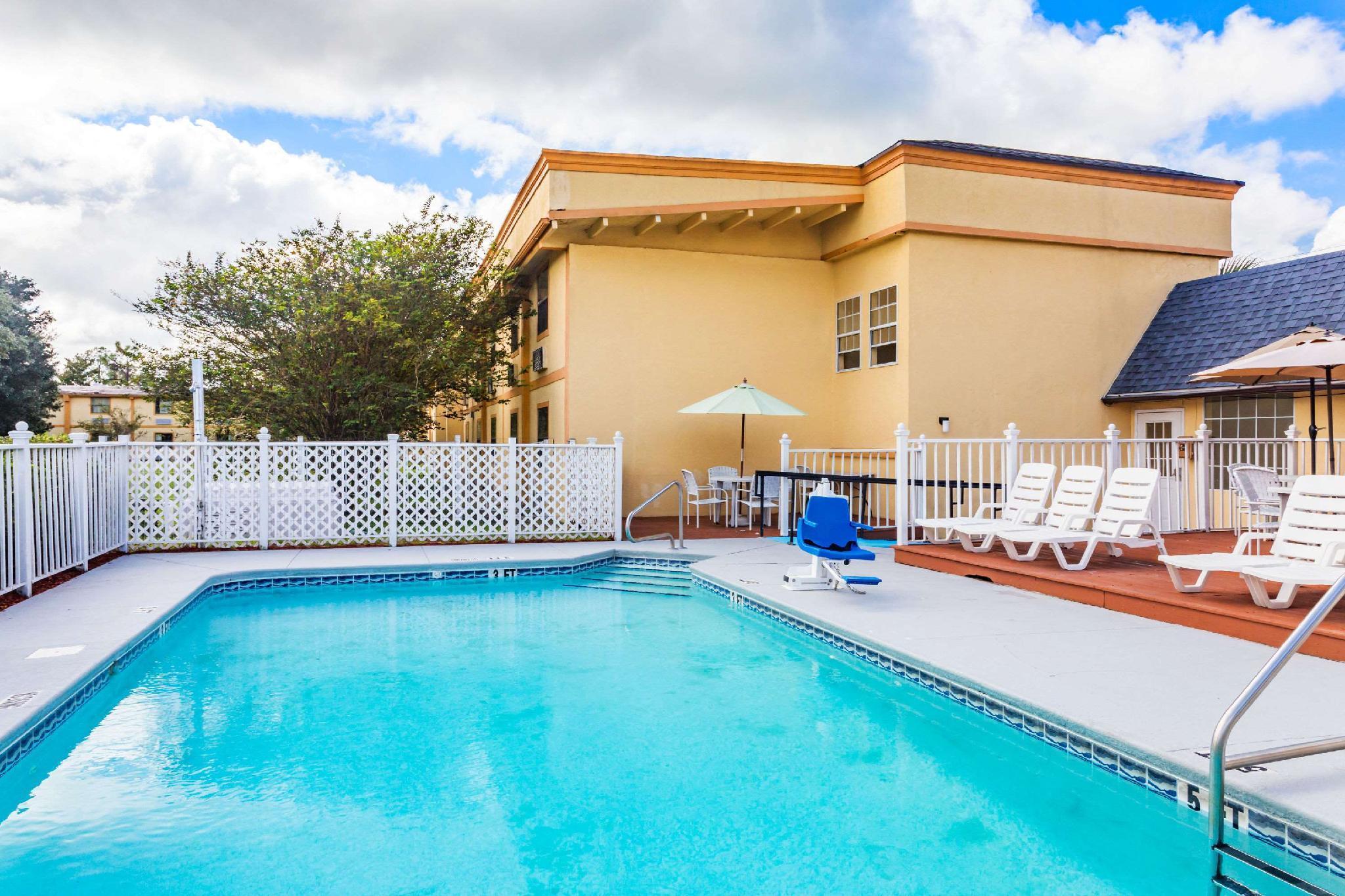 Howard Johnson By Wyndham Lake Stadt Exterior foto