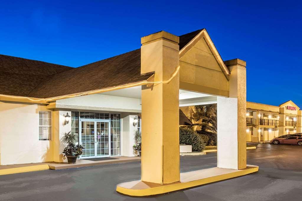 Howard Johnson By Wyndham Lake Stadt Exterior foto